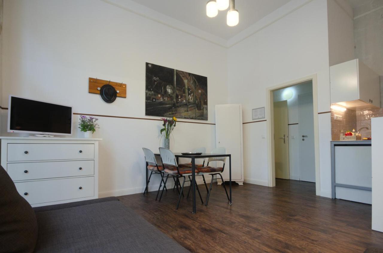 Altbauwohnung Mit 3 Baedern Appartamento *